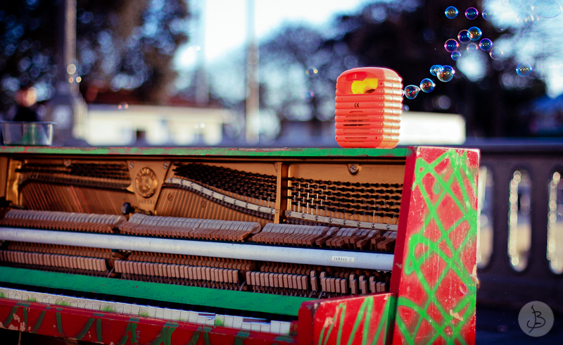 This is a photograph of the 'A winter day in La Rochelle' article!